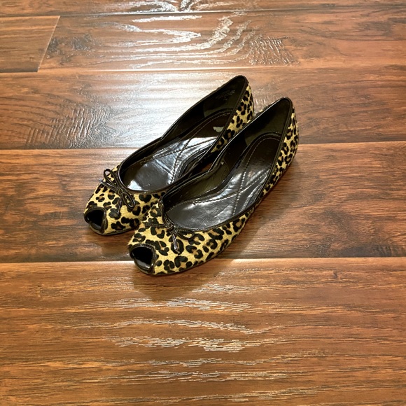 Leopard print shoes. - Picture 2 of 5